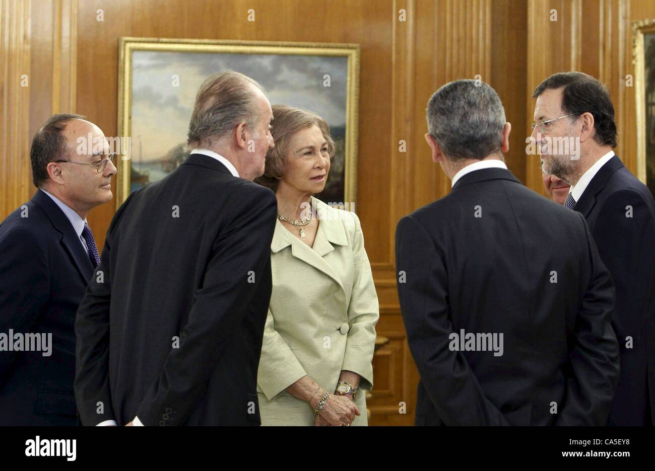 Giugno 11, 2012 - Madrid, Madrid, Spagna - Spagna il Re Juan Carlos e la Spagna è la regina Sofia di parlare con Mariano Rajoy, Alberto Ruiz Gallardon e Luis Maria Linde prima che il nuovo governatore della Banca di Spagna, Luis Maria Linde prende il giuramento di ufficio presso il Palazzo Zarzuela a Madrid dopo la sua giugno 8 nominat Foto Stock