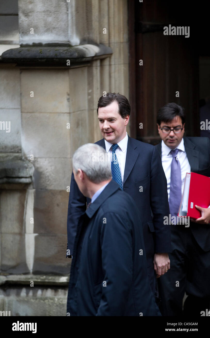 Londra, Regno Unito. 11 Giugno, 2012. George Osborne, il Cancelliere dello Scacchiere lascia il Royal Courts of Justice dopo dando evidenza all'inchiesta Leveson oggi. Foto Stock