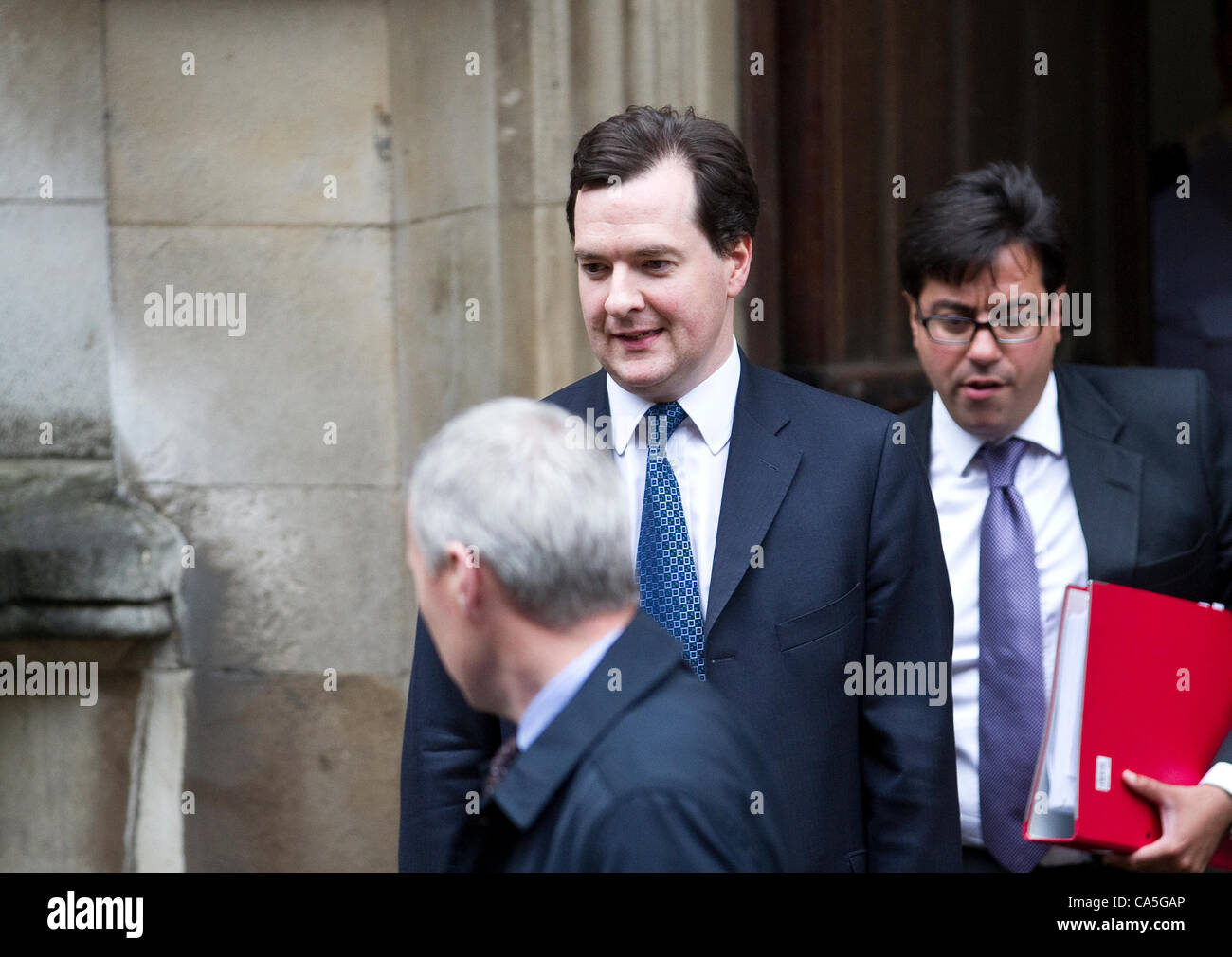 Londra, Regno Unito. 11 Giugno, 2012. George Osborne, il Cancelliere dello Scacchiere lascia il Royal Courts of Justice dopo dando evidenza all'inchiesta Leveson oggi. Foto Stock