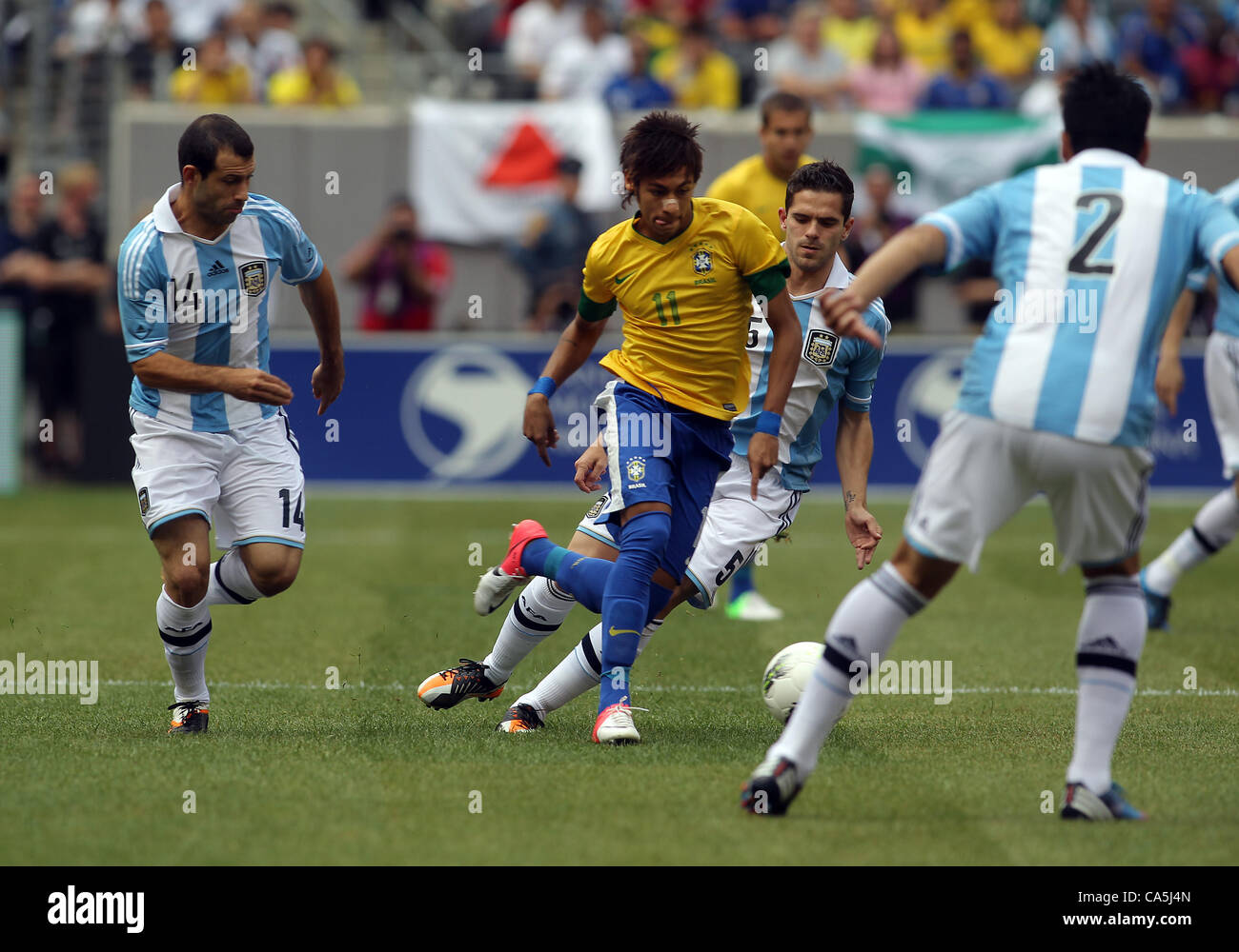 09.06.2012. New Jersey, USA. Fernando Gago (5) e Javier Mascherano (14) dell'Argentina via Neymar (11) del Brasile durante un internazionale amichevole a Metlife Stadium di East Rutherford, New Jersey. L'Argentina ha vinto 4-3. Foto Stock