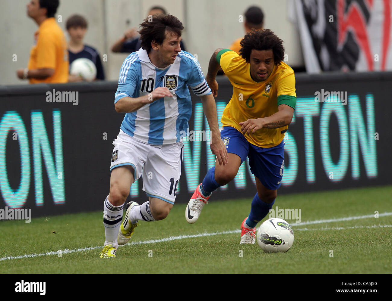 09.06.2012. New Jersey, USA. Lionel Messi (10) dell'Argentina si rompe lontano da Marcelo (6) del Brasile durante un internazionale amichevole a Metlife Stadium di East Rutherford,New Jersey. L'Argentina ha vinto 4-3. Foto Stock