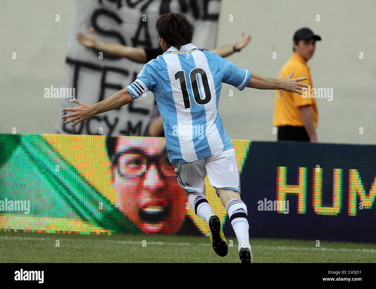 09.06.2012. New Jersey, USA. Lionel Messi (10) dell Argentina dopo segnando il gioco vincitore, il suo terzo della partita contro il Brasile durante un internazionale amichevole a Metlife Stadium di East Rutherford,New Jersey. L'Argentina ha vinto 4-3. Foto Stock