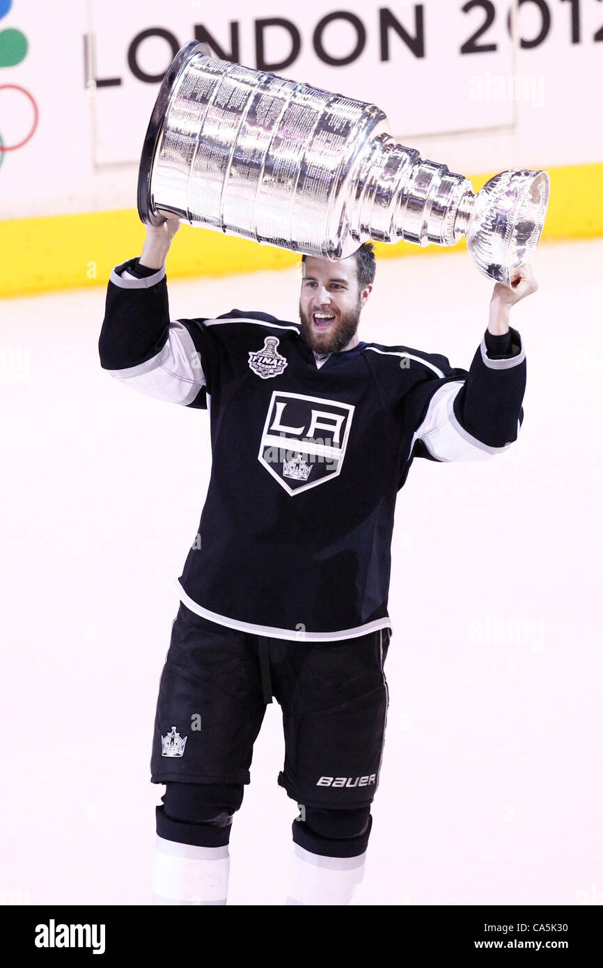 11.06.2012.Los Angeles Staples Center, STATI UNITI D'AMERICA. Los Angeles Kings defensemen #33 Willie Mitchell (possono) festeggia con la Stanley Cup LA Kings ha vinto il gioco 6-1 per vincere la Coppa Stanly per la prima volta. Foto Stock