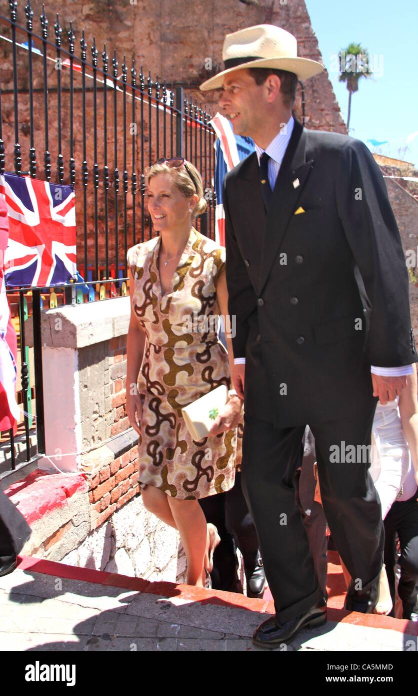 12/06/2012, Gibilterra. Il conte e la Contessa di Wessex Edward e Sophie visita Upper Rock di Gibilterra come parte del Giubileo di Diamante Royal Tour. Essi si fermarono entrambi sullo stesso look out dove la regina si presentò nel 1954 durante la visita a Gibilterra. Foto Stock