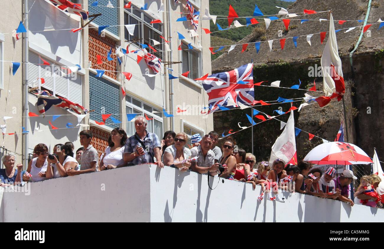 12/06/2012, Gibilterra. Il conte e la Contessa di Wessex Edward e Sophie visita Gibilterra come parte di diamante del Giubileo Royal Tour. Essi sono stati accolti da centinaia di fieri abitanti di Gibilterra britannico con bandiere. Foto Stock