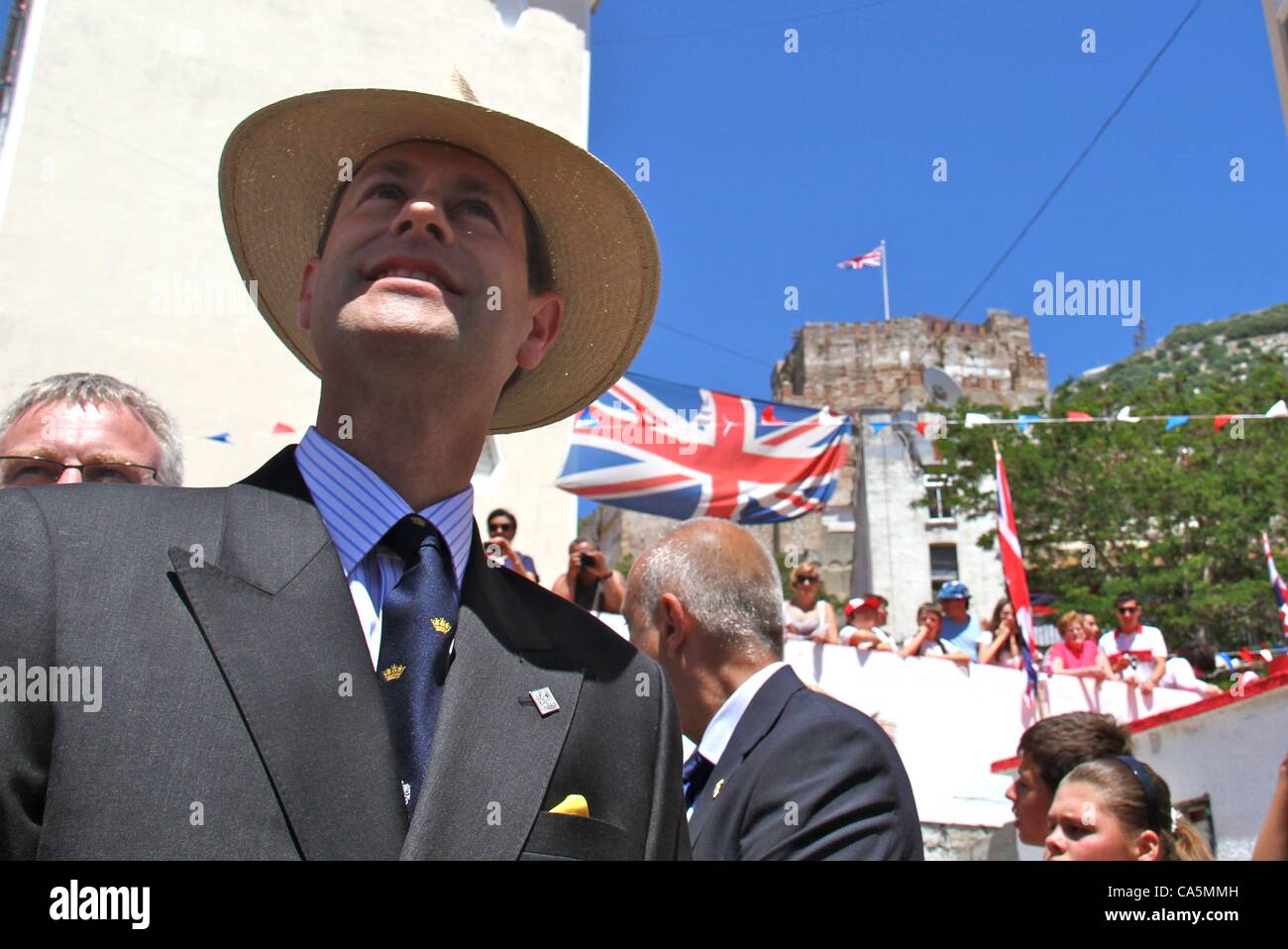 12/06/2012, Gibilterra. Il conte e la Contessa di Wessex Edward e Sophie visita Gibilterra come parte di diamante del Giubileo Royal Tour. Essi sono stati accolti da centinaia di fieri abitanti di Gibilterra britannico con bandiere. Foto Stock