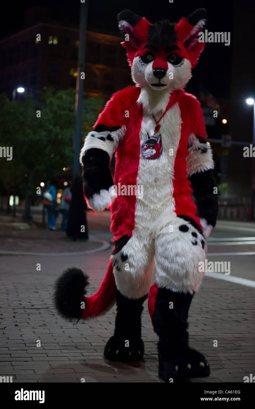 Pittsburgh, PA, Stati Uniti d'America - 2012-06-13: Anthrocon, il più grande del mondo peloso convenzione da presenze, porta molte mascotte contumers al David L. Lawrence Convention Center di Pittsburgh, PA, per il raduno annuale dando dei calci a fuori di questo giovedì. I nostri clienti, o 'fursuiters' come essi sono noti all'interno dell'grou Foto Stock