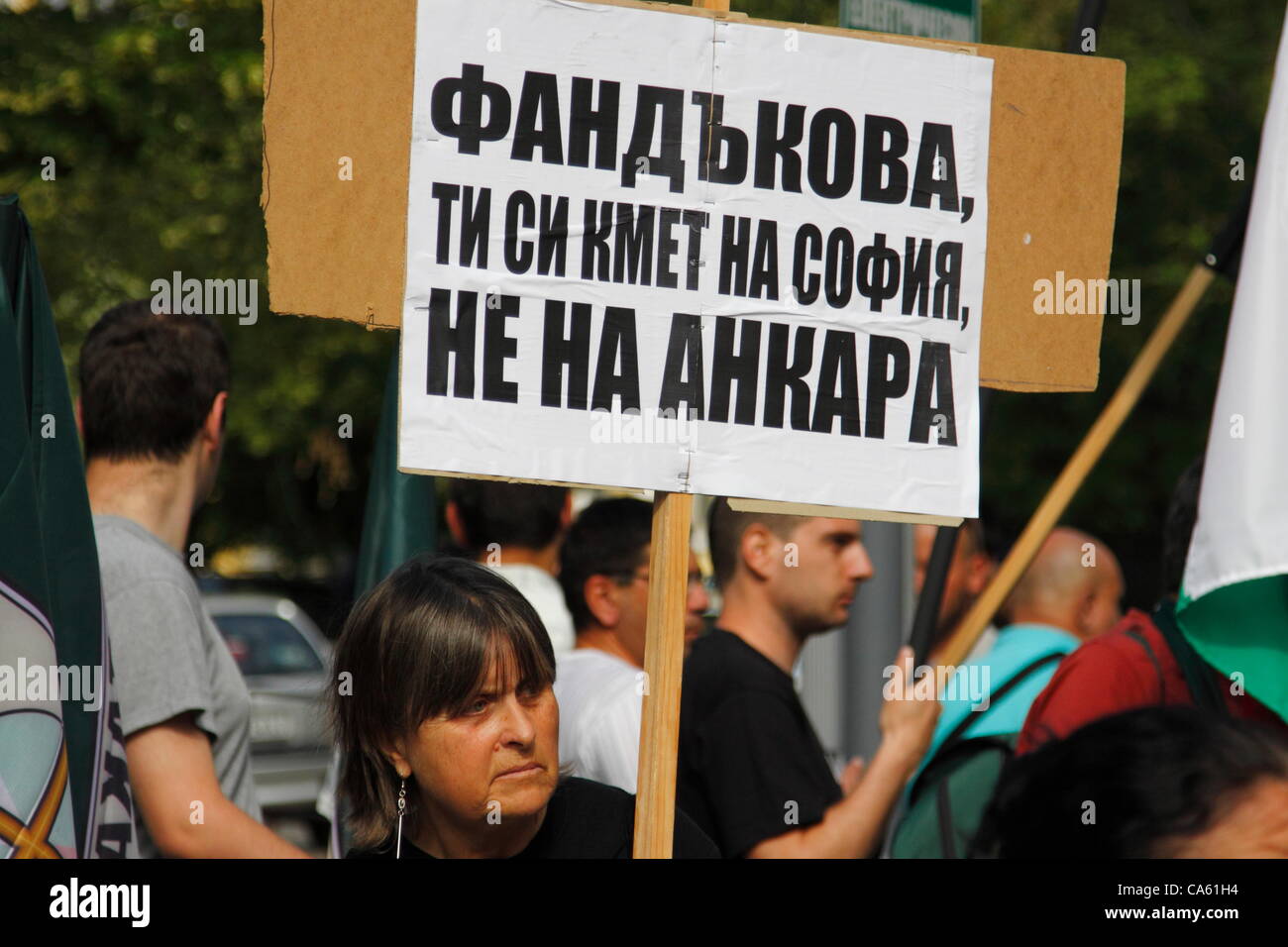 Veicolo dimostrativo che mostra un segno "Fandakova, vi sono il sindaco di Sofia non Ankara' durante l'anti-islamico rally di fronte al comune di Sofia.Sofia, Bulgaria, 14/06/2012 Foto Stock