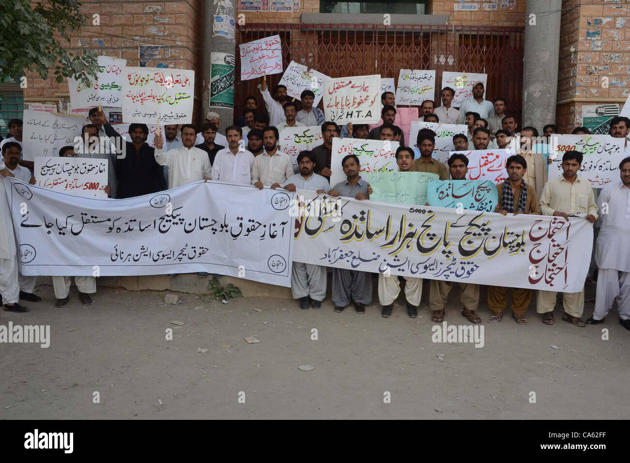Gli insegnanti in scena una manifestazione di protesta di fronte a Quetta Press Club giovedì sotto il banner di Huqooq-e-Associazione insegnanti a favore delle loro richieste a Quetta Giugno 14, 2012 Foto Stock