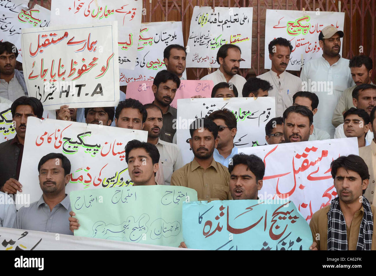 Gli insegnanti in scena una manifestazione di protesta di fronte a Quetta Press Club giovedì sotto il banner di Huqooq-e-Associazione insegnanti a favore delle loro richieste a Quetta Giugno 14, 2012 Foto Stock