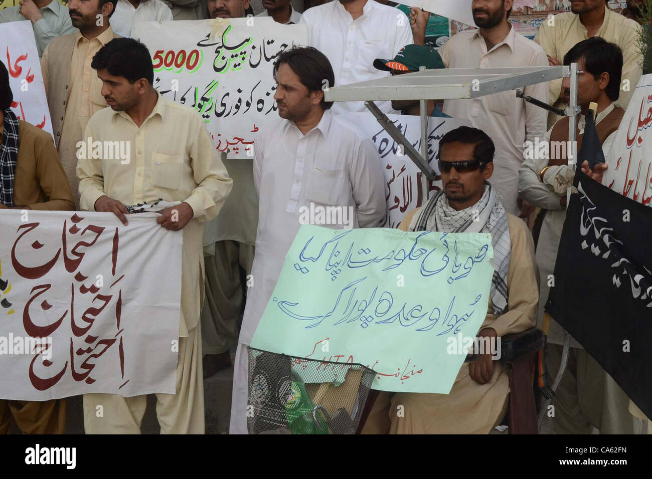 Gli insegnanti in scena una manifestazione di protesta di fronte a Quetta Press Club giovedì sotto il banner di Huqooq-e-Associazione insegnanti a favore delle loro richieste a Quetta Giugno 14, 2012 Foto Stock