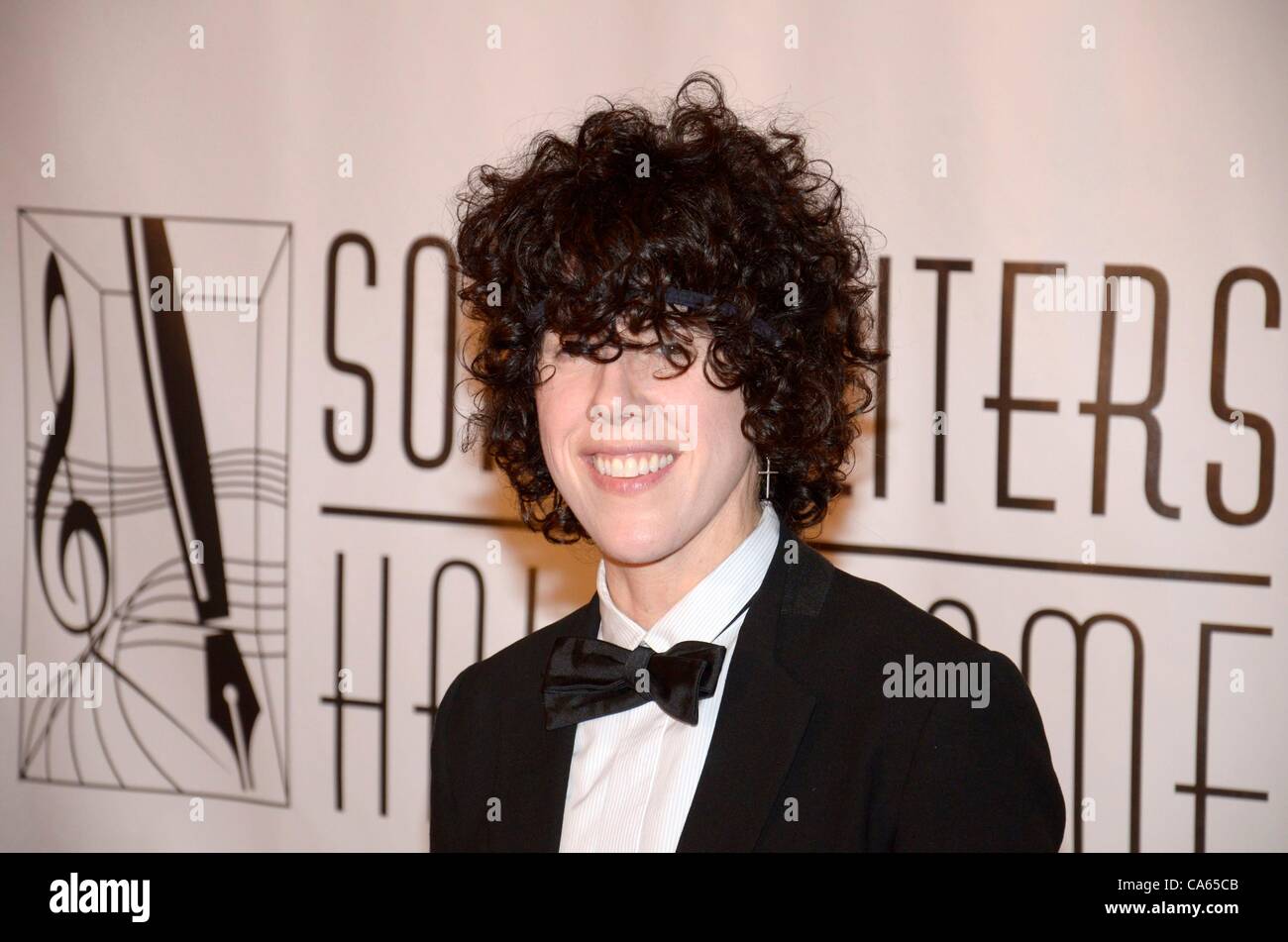 Laura Pergolizzi, aka. L.P presso gli arrivi per il Songwriters Hall of Fame induzione annuale e Awards Gala, Marriott Marquis Hotel, New York, NY Giugno 14, 2012. Foto di: Eric Reichbaum/Everett Collection Foto Stock
