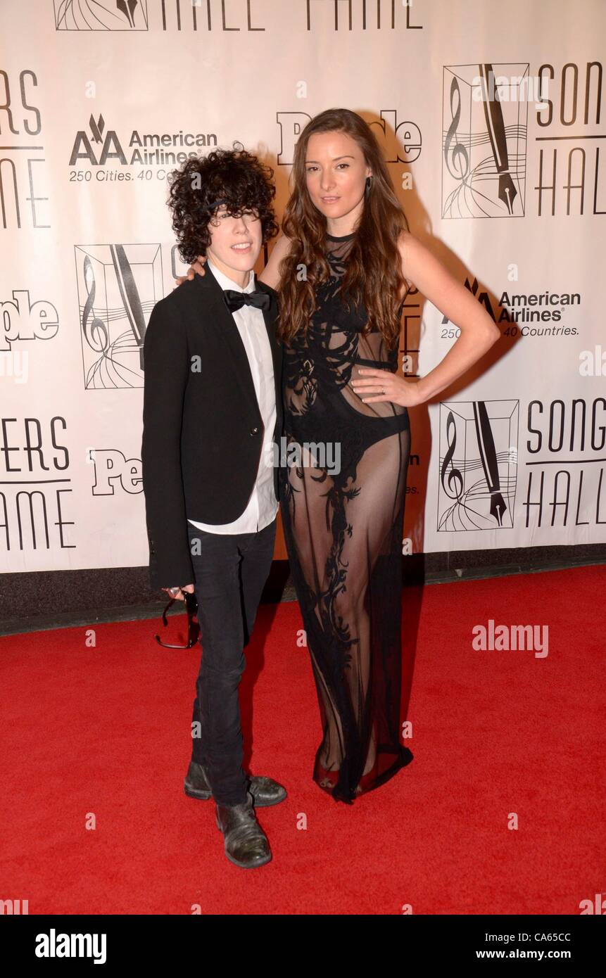 Laura Pergolizzi, aka. L.P presso gli arrivi per il Songwriters Hall of Fame induzione annuale e Awards Gala, Marriott Marquis Hotel, New York, NY Giugno 14, 2012. Foto di: Eric Reichbaum/Everett Collection Foto Stock