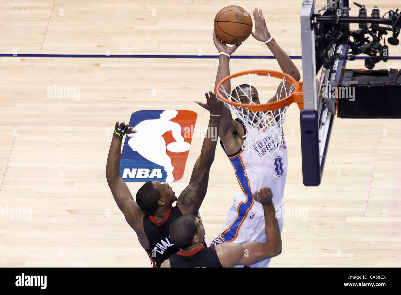 14.06.2012. Oklahoma, Stati Uniti d'America. Oklahoma City Thunder point guard Russell Westbrook (0) assume un tiro in sospensione su Miami Heat point guard Mario Chalmers (15) durante il Miami Heat 100-96 vittoria su Oklahoma City Thunder, nel gioco 2 del 2012 finali NBA, a Chesapeake Energy Arena, Oklahoma City, Foto Stock