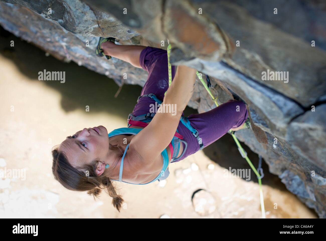 3 marzo 2012 - Spokane, Washington, Stati Uniti d'America - Chelsea Brasch rock si arrampica al Deep Creek area di arrampicata nei pressi di Spokane, Washington. (Credito Immagine: © Jed Conklin/ZUMAPRESS.com) Foto Stock