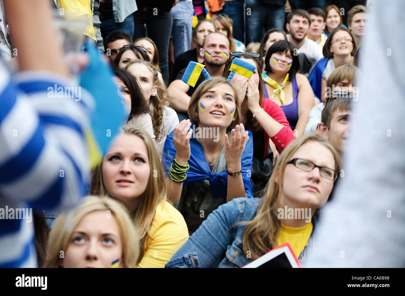 KIEV, UCRAINA - 15 giugno: Ucraino ventole nella zona della ventola a Kiev Guarda la UEFA EURO 2012 Gruppo D match tra Ucraina e Francia / Foto di Oleksandr Rupeta Foto Stock