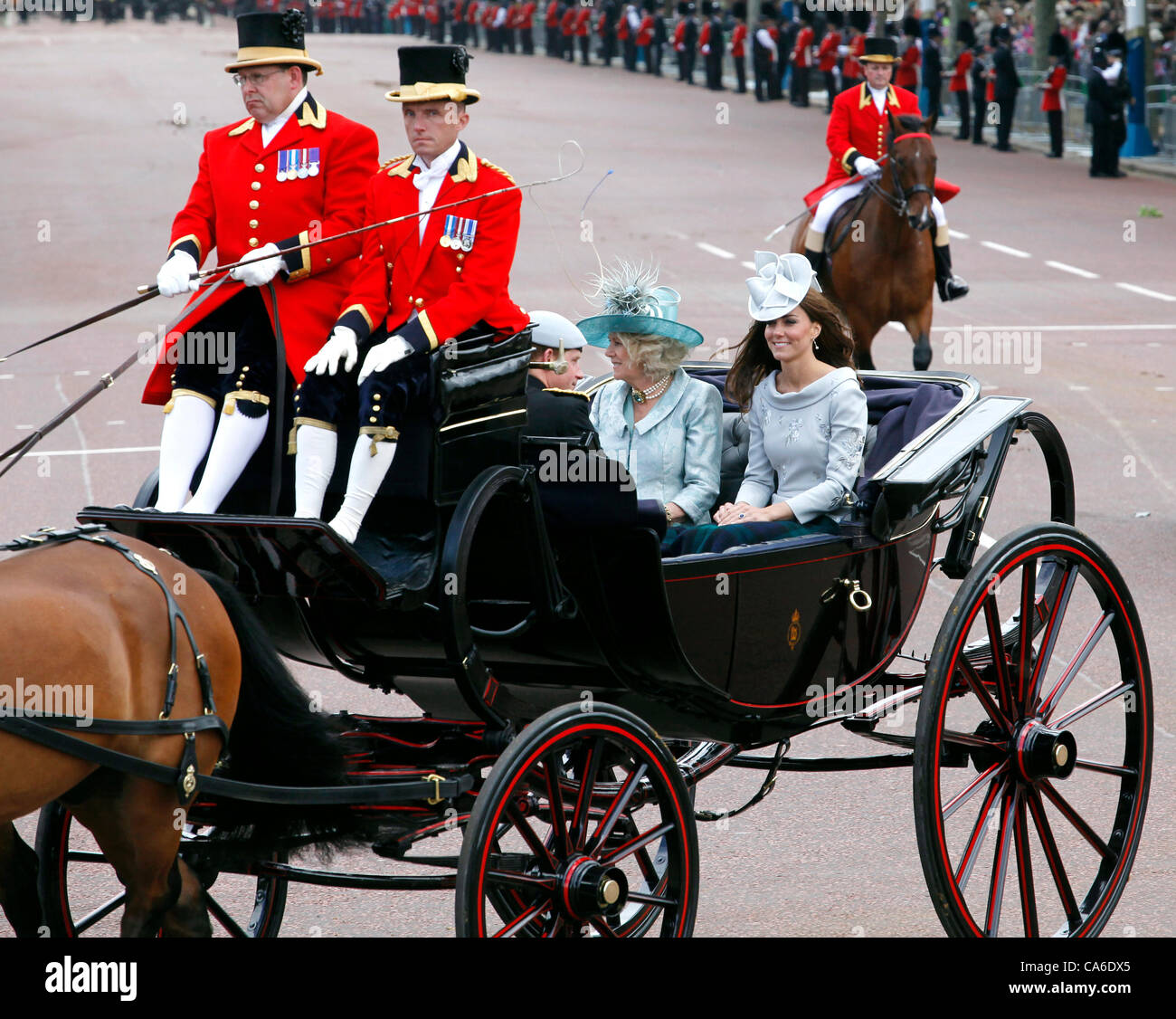 Camilla Parker Bowles Duchessa di Cornovaglia e Kate Middleton Duchessa di Cambridge con il principe Harry torna a Buckingham Palace in royal coach per la cerimonia del Trooping il colore Giugno 2012 Foto Stock