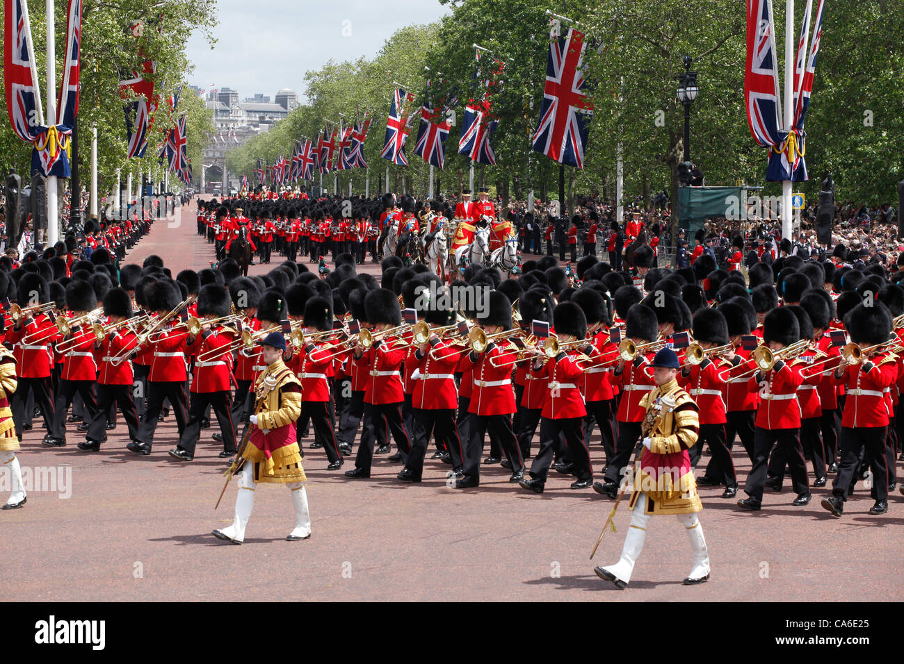 Corteo reale torna a Buckingham Palace dalla cerimonia del Trooping il colore Foto Stock