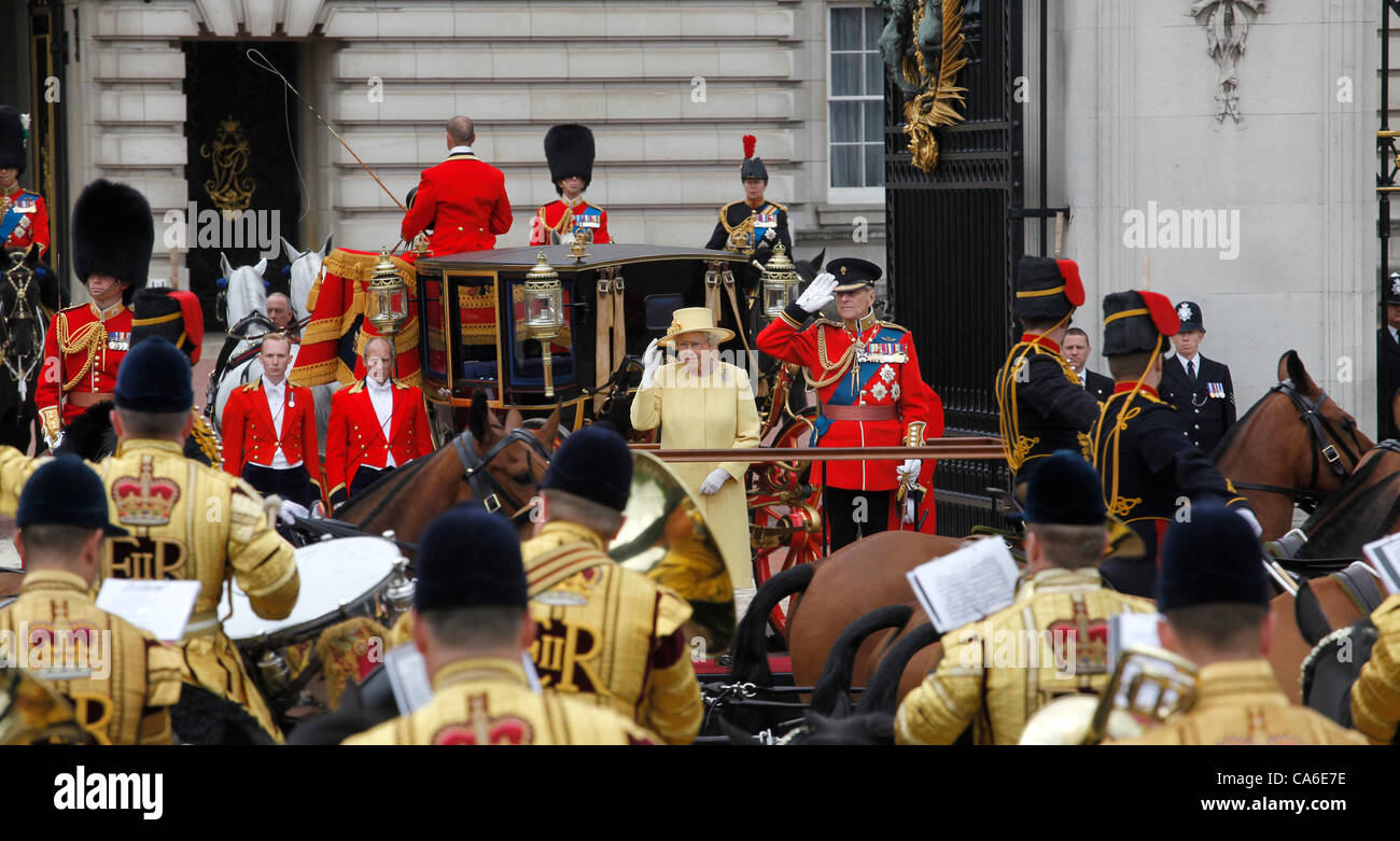 La regina Elisabetta II e del Principe Filippo tenendo omaggio a Buckingham Palace al Trooping della cerimonia di colore Giugno 2012 Foto Stock