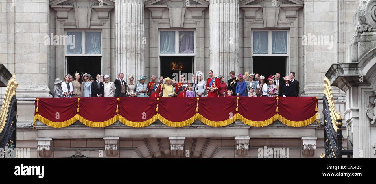 La regina Elisabetta II , il principe Filippo e la famiglia reale sul balcone di Buckingham Palace al Trooping della cerimonia di colore Giugno 2012 Foto Stock