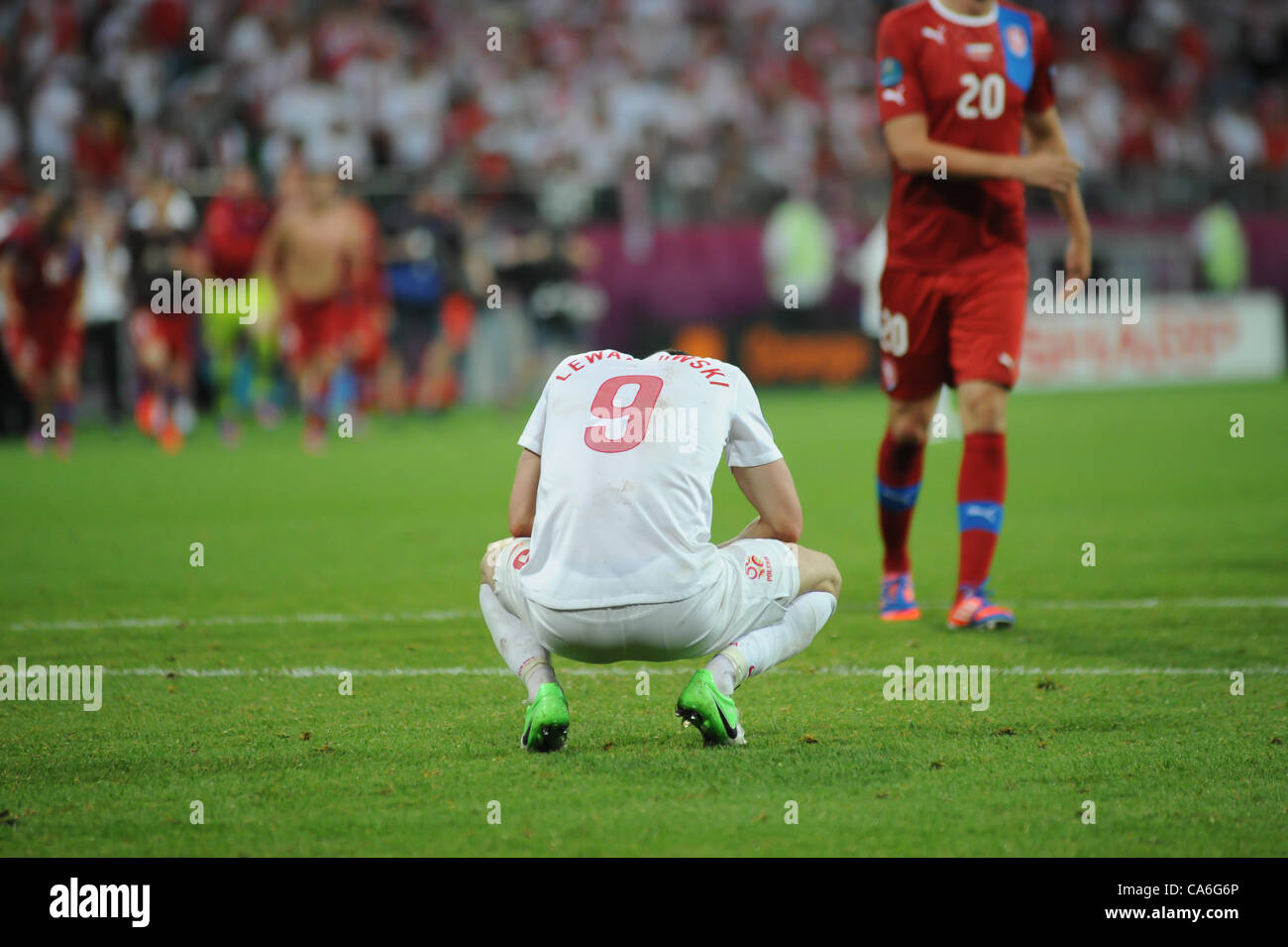16.06.2012 Wroclaw, Polonia. Robert Lewandowski (Borussia Dortmund) i giocatori polacchi sono sconvolto dopo la finale i cuori è bruciato e giocatori cechi celebrare durante la seconda metà del campionato europeo Gruppo un gioco tra la Polonia e la Repubblica ceca dall'Wroclaw Stadium. Foto Stock