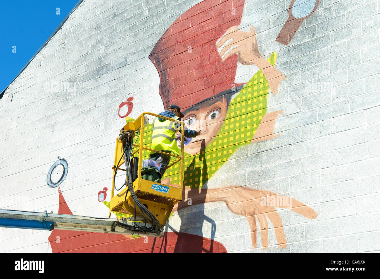 Blackpool, Regno Unito, 17 giugno 2012. Seconda annuale di mare di sabbia e spray urban arts festival con 43 artisti di strada da tutto il mondo. Artista Lonac a lavorare su un grande murale. Foto Stock