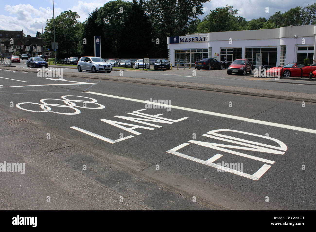 17/06/2012. Egham, Surrey, Regno Unito. Olympic le corsie sono state dipinte su un30 Egham By-Pass per trasferire gli atleti di Royal Holloway College, Egham, per gli eventi di canottaggio a Eton Dorney. Foto Stock