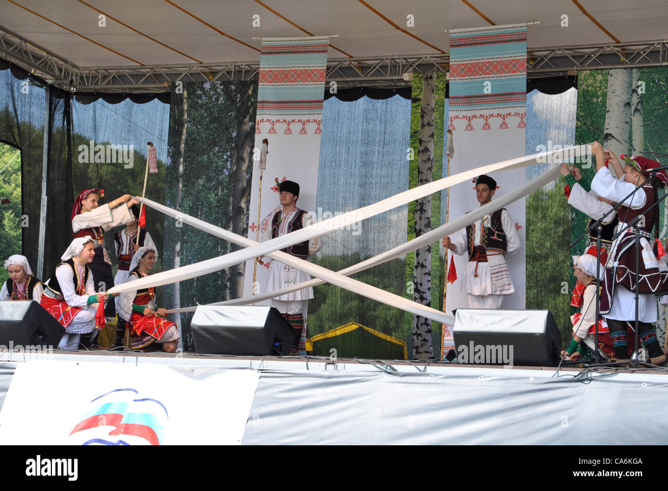 "Kitka' folklore ensemble (Repubblica di Macedonia) eseguire sul palco Foto Stock