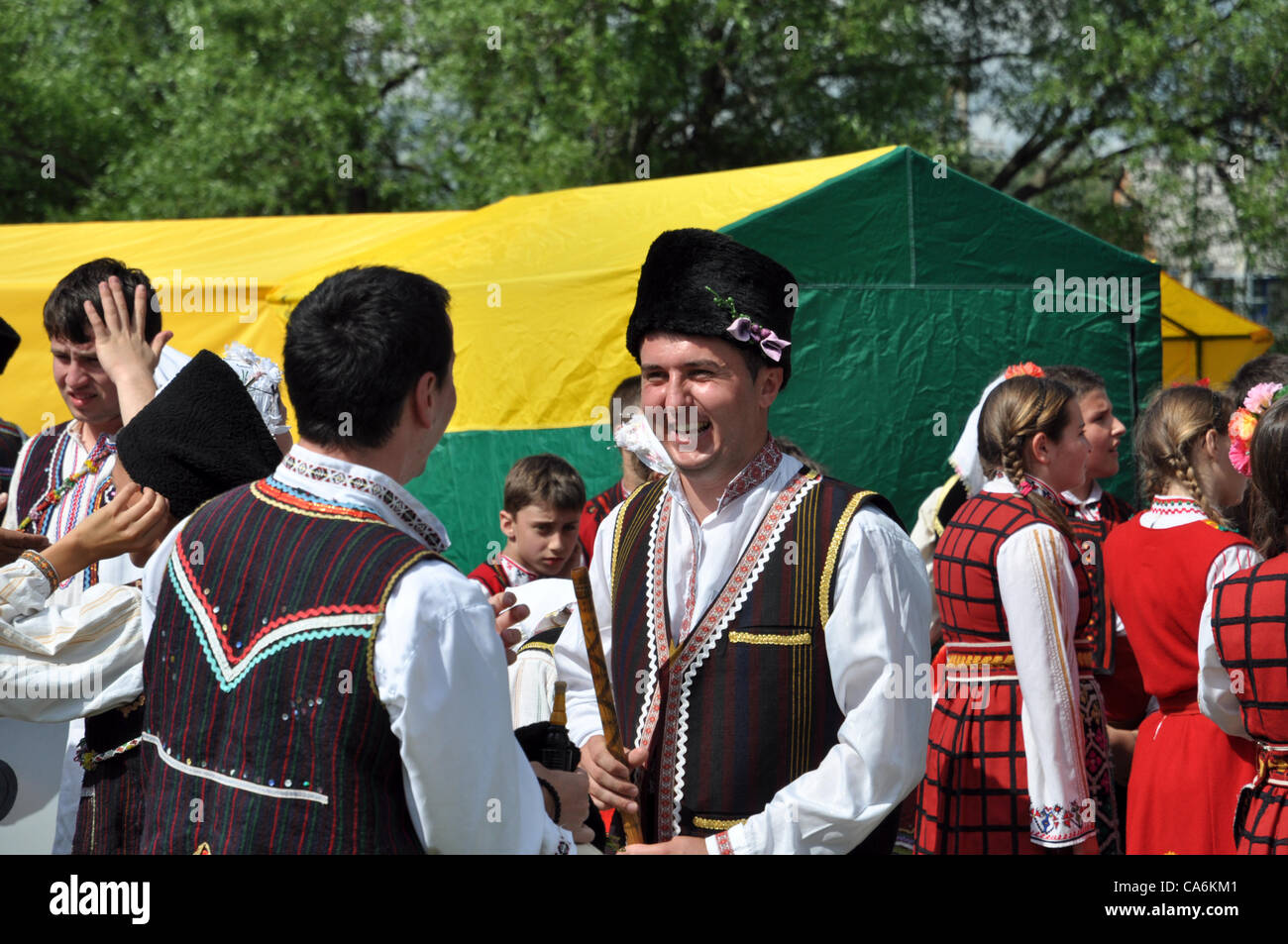 Membri del 'Kitka' folklore ensemble (Repubblica di Macedonia) prima che le prestazioni Foto Stock