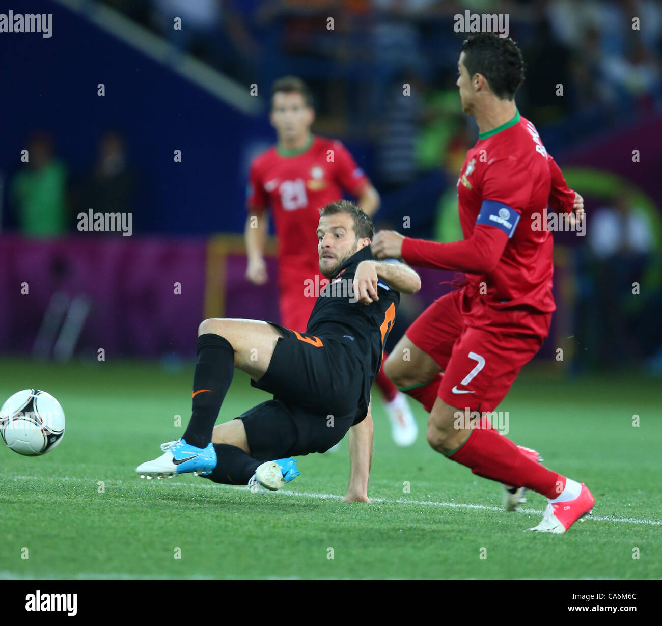 RAFAEL VAN DER VAART & CRISTIA PORTOGALLO V HOLLAND EURO 2012 STADIO METALIST KHARKIV Ucraina Ucraina 17 Giugno 2012 Foto Stock