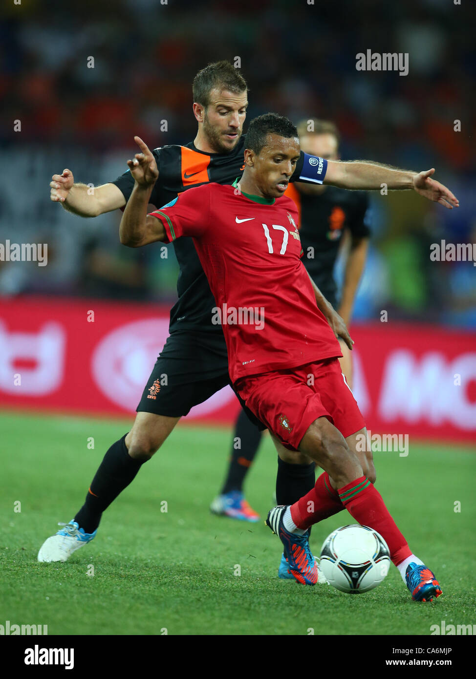 RAFAEL VAN DER VAART & NANI PORTOGALLO V HOLLAND EURO 2012 STADIO METALIST KHARKIV Ucraina Ucraina 17 Giugno 2012 Foto Stock