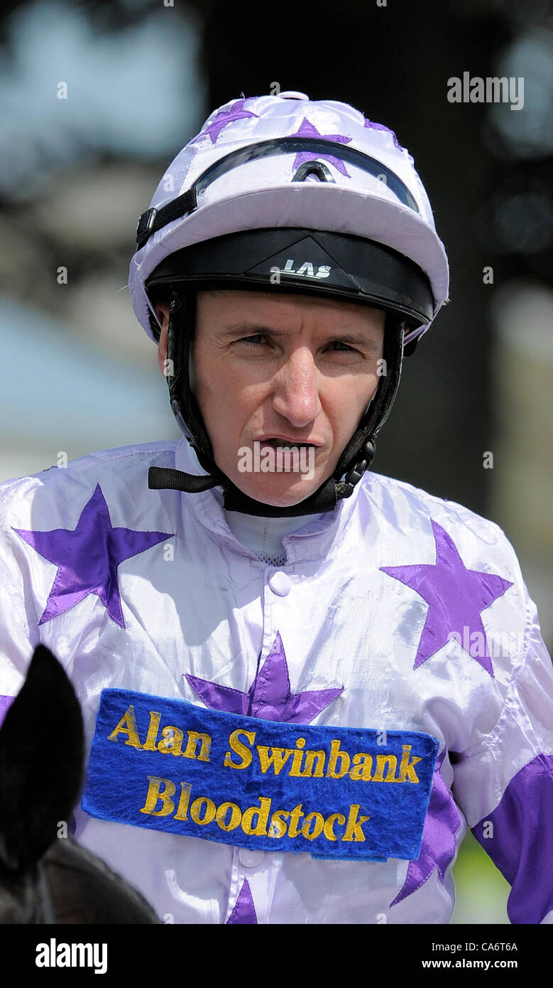 P J MCDONALD JOCKEY IPPODROMO DI YORK YORK INGHILTERRA 15 Giugno 2012 Foto Stock