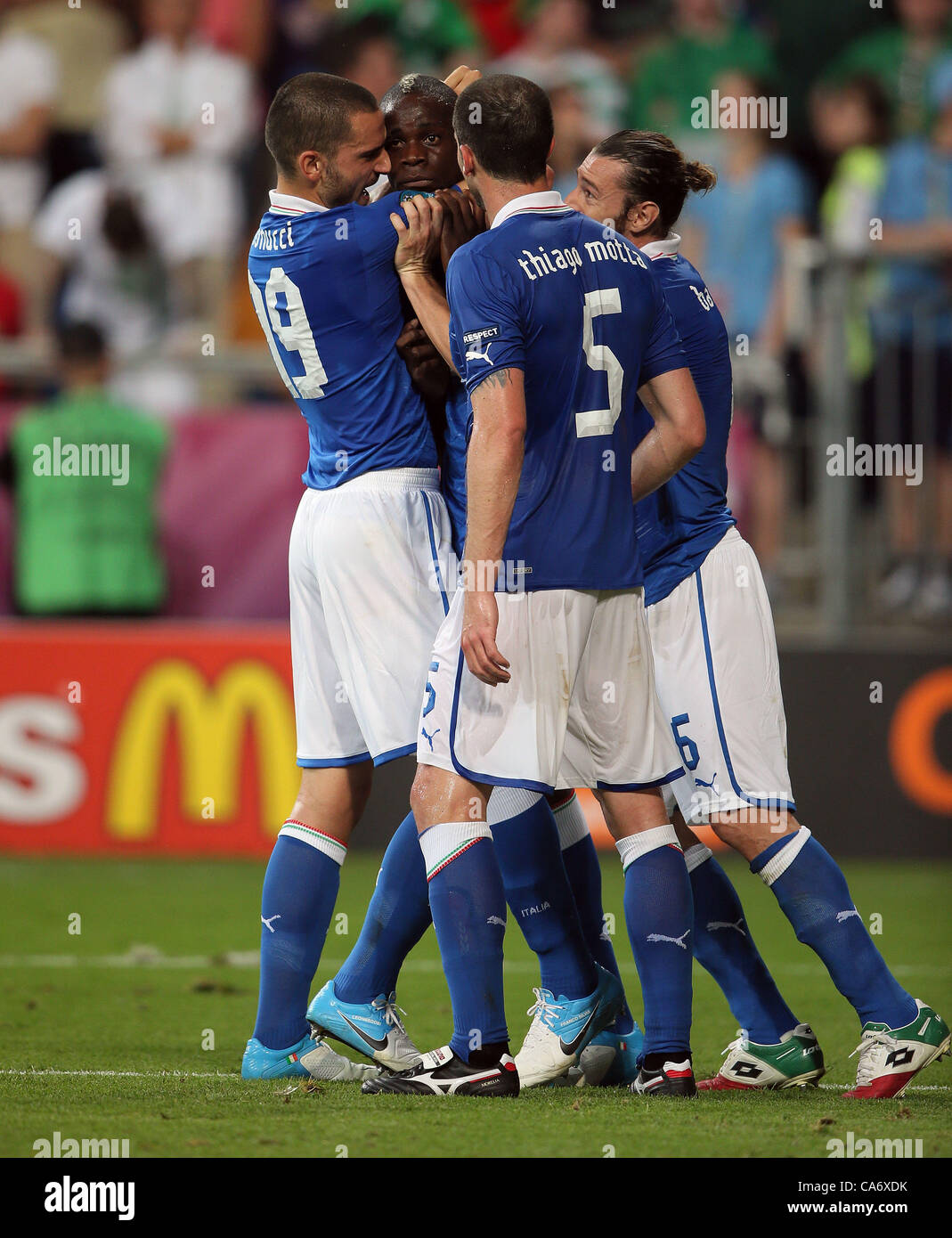 MARIO BALOTELLI & TEAM CELEBRA L'ITALIA V REP. D'IRLANDA Municipal Stadium Poznan in Polonia il 18 giugno 2012 Foto Stock