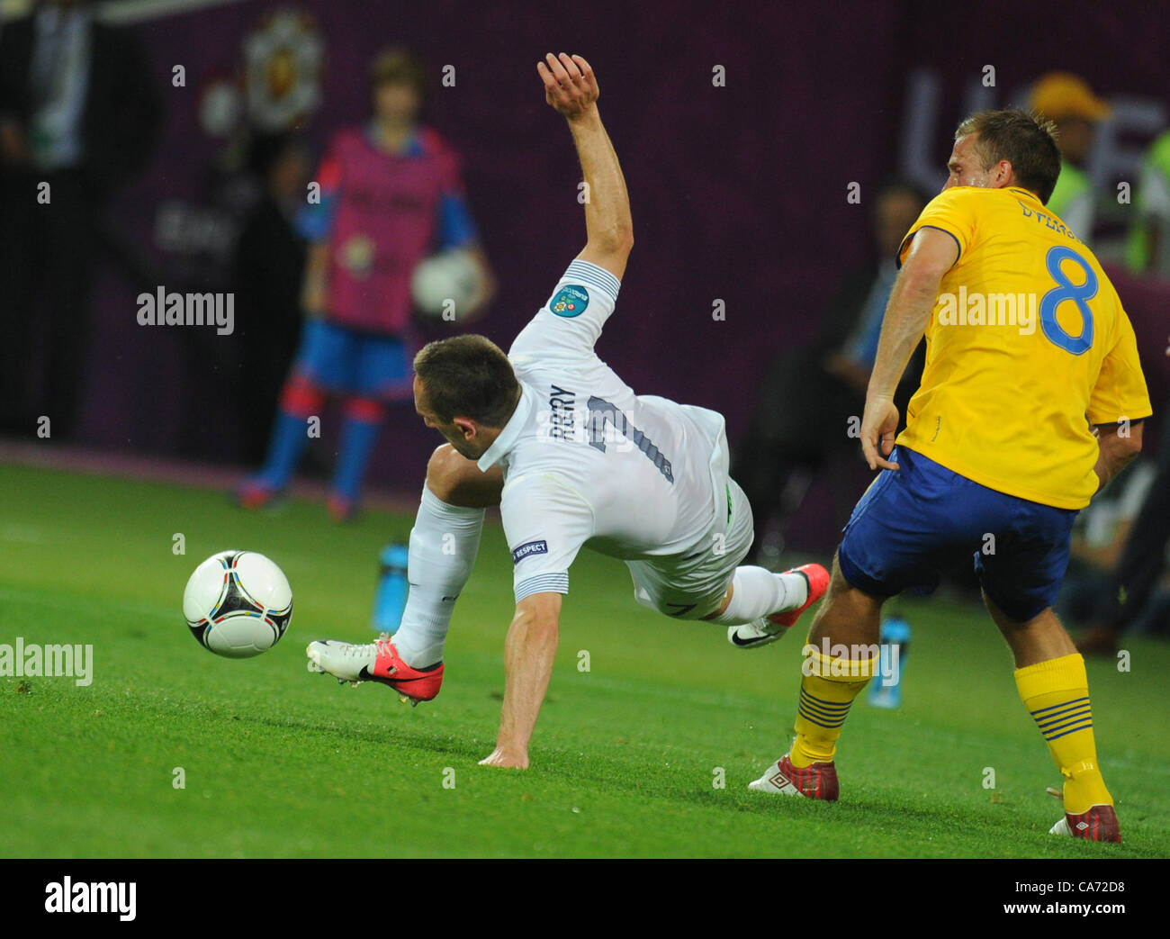 19.06.2012. Kiev, Ucraina. In Francia la Franck Ribery (L) sfide per la sfera con svedese Anders Svensson durante UEFA EURO 2012 GRUPPO D partita di calcio Svezia vs Francia a NSC Olimpiyskiy stadio olimpico di Kiev, in Ucraina, 19 giugno 2012. Foto Stock