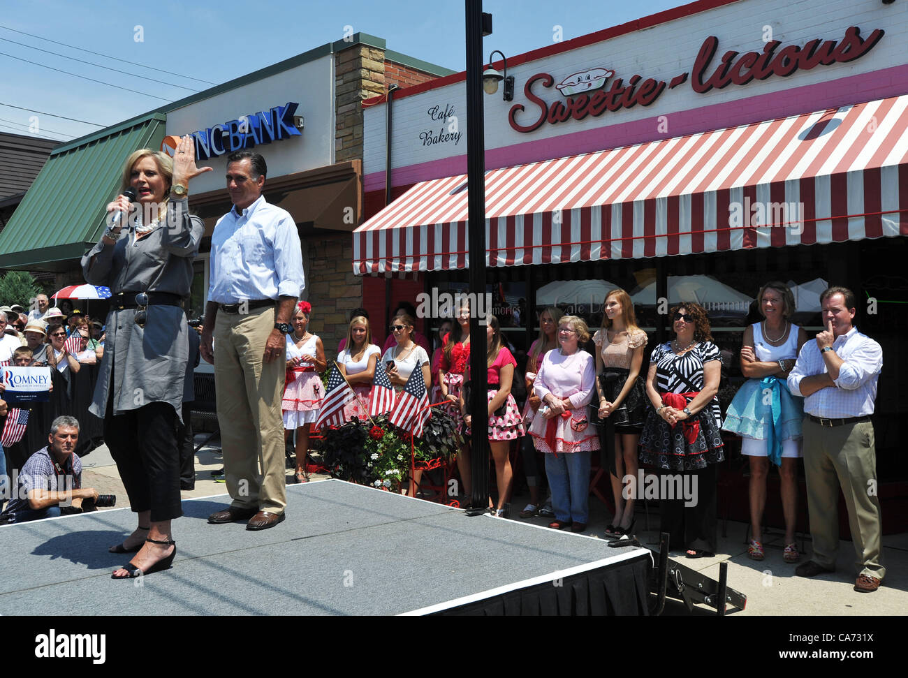Giugno 19, 2012 - Dewitt, MI, Stati Uniti - Ann Romney usa la sua mano per visualizzare una mappa della parte inferiore della penisola del Michigan come marito Mitt Romney campagne davanti a una folla di diverse centinaia di DeWitt, MI il 19 giugno 2012. Dopo Mitt ha parlato, ha intensificato nella Sweetie-Licious Cafe & Bakery per qualche torta. È stato uno dei numerosi arresti di campagna nel Michigan. (Credito Immagine: © Mark Bialek/ZUMAPRESS.com) Foto Stock