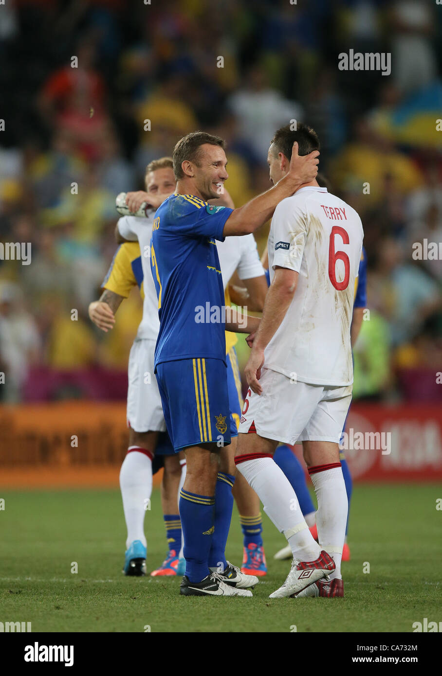 ANDRIY SHEVCHENKO & JOHN TERRY INGHILTERRA V UCRAINA EURO 2012 DONBASS  ARENA DONETSK Ucraina Ucraina 19 Giugno 2012 Foto stock - Alamy