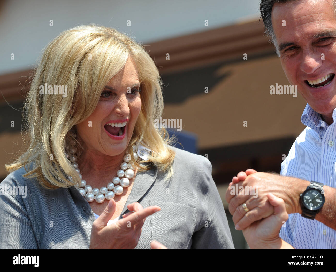 Giugno 19, 2012 - Dewitt, Michigan, Stati Uniti - Ann e Mitt Romney sono introdotti in una folla di diverse centinaia di sostenitori in corrispondenza di una interruzione della campagna. Dopo aver parlato, Mitt intensificato nel Sweetie-Licious Cafe & Bakery per qualche torta. È stato uno dei numerosi arresti di campagna nel Michigan. (Credito Immagine: © Mark Bialek/ZUMAPRESS.com) Foto Stock