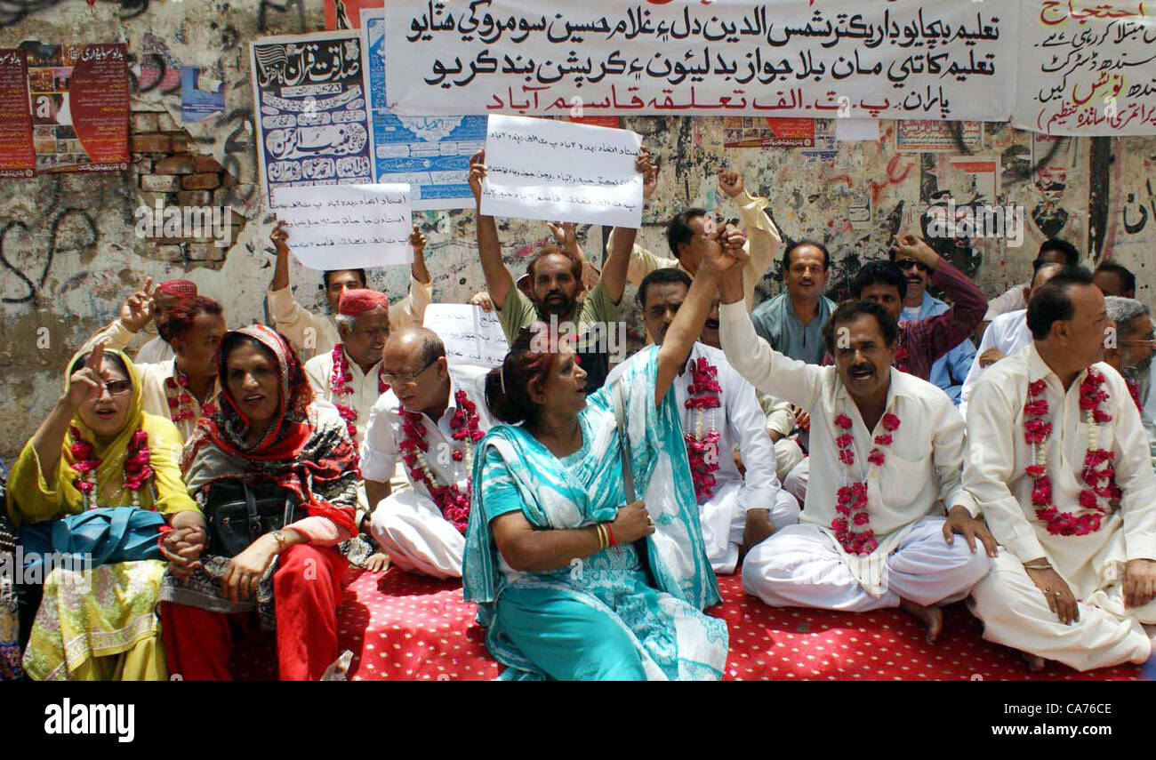 Gli attivisti di primaria associazione degli insegnanti di sedersi in sciopero della fame il camp come essi stanno protestando in favore delle loro richieste, al di fuori di Hyderabad press club il Mercoledì, 20 giugno 2012. Foto Stock