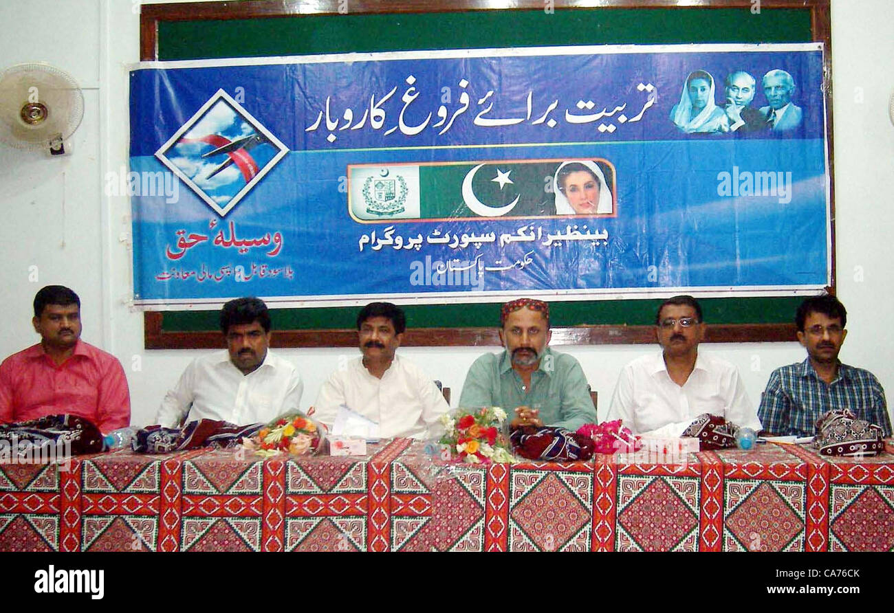 Il senatore, Ajiz dharma, Benazir il sostegno al reddito il direttore di programma, Abdul Majeed Soomro e Benazir il sostegno al reddito il Direttore di Programma generale, Zafarullah Khan Soomro sedersi sul palco durante la distribuzione di controllare la cerimonia di premiazione che si terrà in lingua Sindhi competente in Hyderabad Mercoledì, 20 giugno 2012. Foto Stock