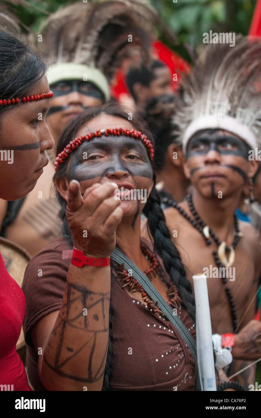 Rio de Janeiro, Brasile, 20 giugno 2012. I popoli indigeni di dimostrare a marzo dalle popolazioni indigene, Landless Movimento Popolare (MST) e altri gruppi della società civile di fronte il Riocentro conferenza delle Nazioni Unite. Conferenza delle Nazioni Unite sullo Sviluppo Sostenibile (Rio 20). Foto Stock