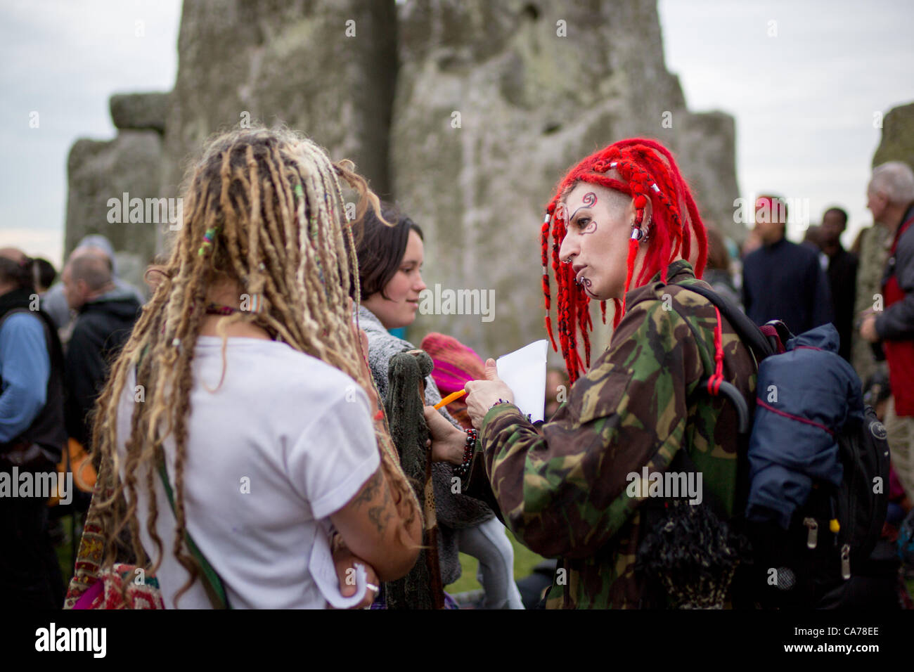 In Giugno 20th-21st, migliaia di persone si uniranno i druidi e pagani che si ritrovano insieme a Stonehenge per celebrare il Solstizio d'estate. Patrimonio inglese consente soltanto di accedere al Stoneheges cerchio interno due volte l'anno - Durante soltice. Molte persone si radunano la sera prima alle 7 p.m. con animazione e musica fino all'alba del mattino successivo. Foto Stock