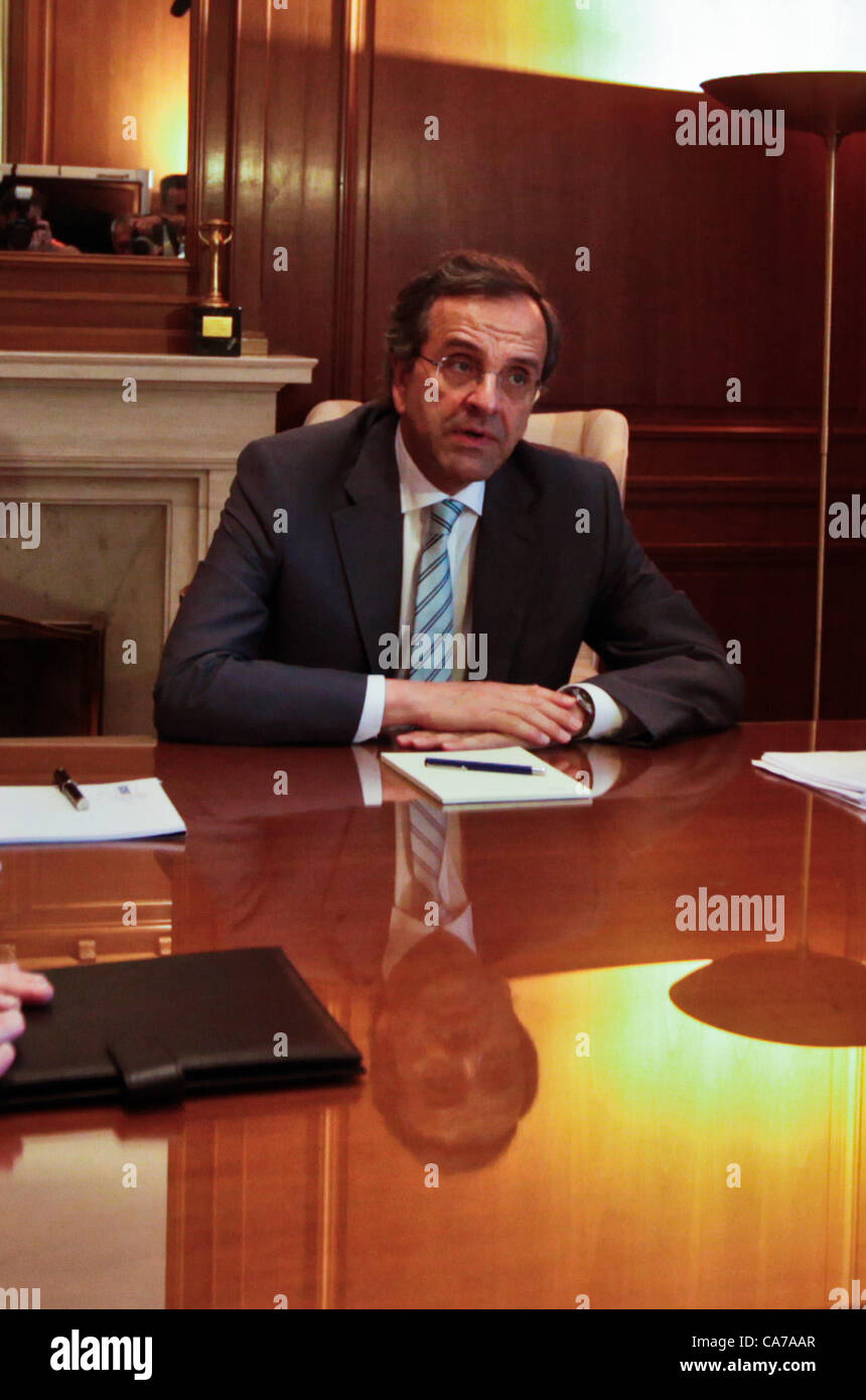 Athens, Grecia - 21 giugno 2012. La Grecia del nuovo primo ministro di Antonis SAMARAS, centro di PASOK leader di partito, Evangelos Venizelos ( R ), Democratici di sinistra di leader di partito, Fotis Kouvelis ( L ) e considerare la finalizzazione del governo di coalizione e programma di assumere in salita il compito di rinegoziare i termini di un impopolare UE-FMI bailout. Foto Stock