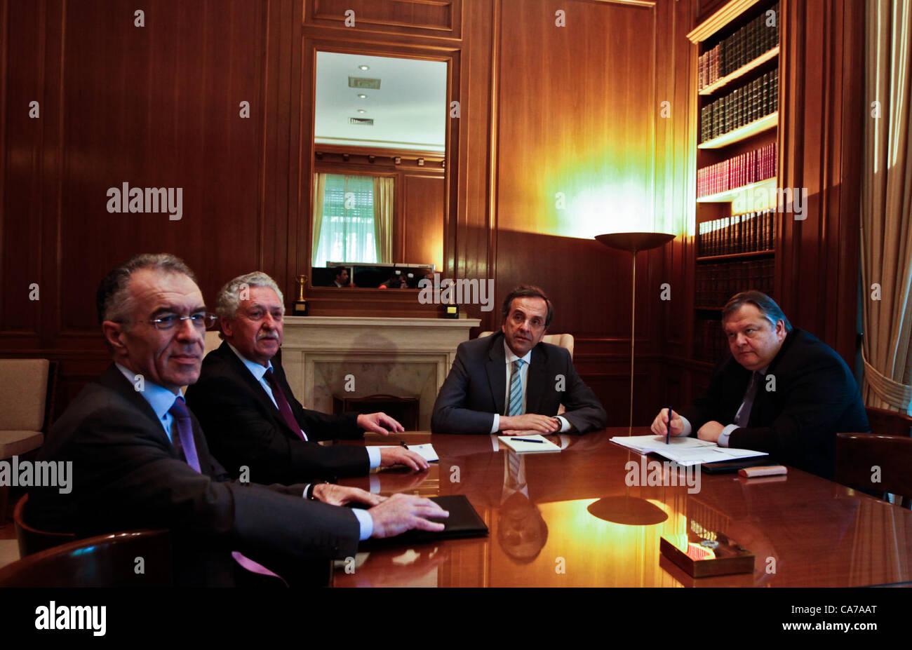 Athens, Grecia - 21 giugno 2012. La Grecia del nuovo primo ministro di Antonis SAMARAS, centro di PASOK leader di partito, Evangelos Venizelos ( R ), Democratici di sinistra di leader di partito, Fotis Kouvelis ( L ) e considerare la finalizzazione del governo di coalizione e programma di assumere in salita il compito di rinegoziare i termini di un impopolare UE-FMI bailout. Foto Stock