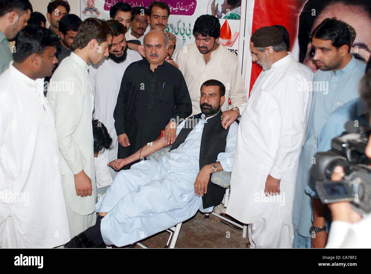 I popoli leader di partito, Muhammad Younas Mullazai, Haji Ali Madad Jatak donano il sangue in un accampamento di sangue in occasione Cinquanta-nove compleanno anniversario del Presidente PPP Benazir Bhutto, durante la cerimonia di premiazione che si terrà a Quetta, giovedì 21 giugno, 2012. Foto Stock