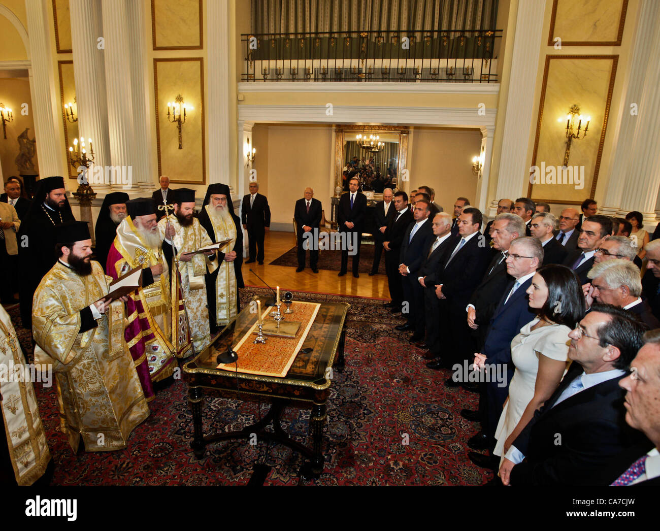 Giugno 21, 2012. Atene, Grecia. Antonis SAMARAS e Carolos Papoulias (centro) orologi come la Grecia recentemente nominati ministri hanno prestato giuramento nel corso di una cerimonia al Palazzo Presidental in Atene. Grecia nominato un nuovo armadio alla fine di due mesi di stallo politico di oggi e ha detto che avrebbe lo scopo di rivedere i termini di un impopolare UE-FMI bailout trattativa senza rischiare la sua appartenenza dell area dell euro. Foto Stock