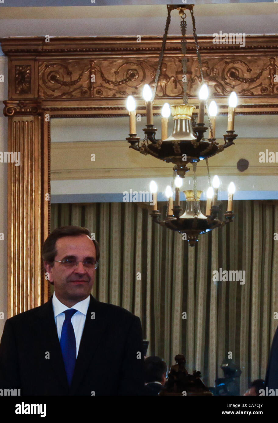 Giugno 21, 2012 - Athens, Grecia - Antonis SAMARAS orologi su come la Grecia recentemente nominati ministri, hanno prestato giuramento nel corso di una cerimonia al Palazzo Presidental ad Atene il 21 giugno 2012. Grecia nominato un nuovo armadio alla fine di due mesi di stallo politico di oggi e ha detto che avrebbe lo scopo di rivedere i termini di un impopolare UE-FMI bailout trattativa senza rischiare la sua appartenenza dell area dell euro. (Credito Immagine: © Evi Zoupanos/ZUMAPRESS.com) Foto Stock