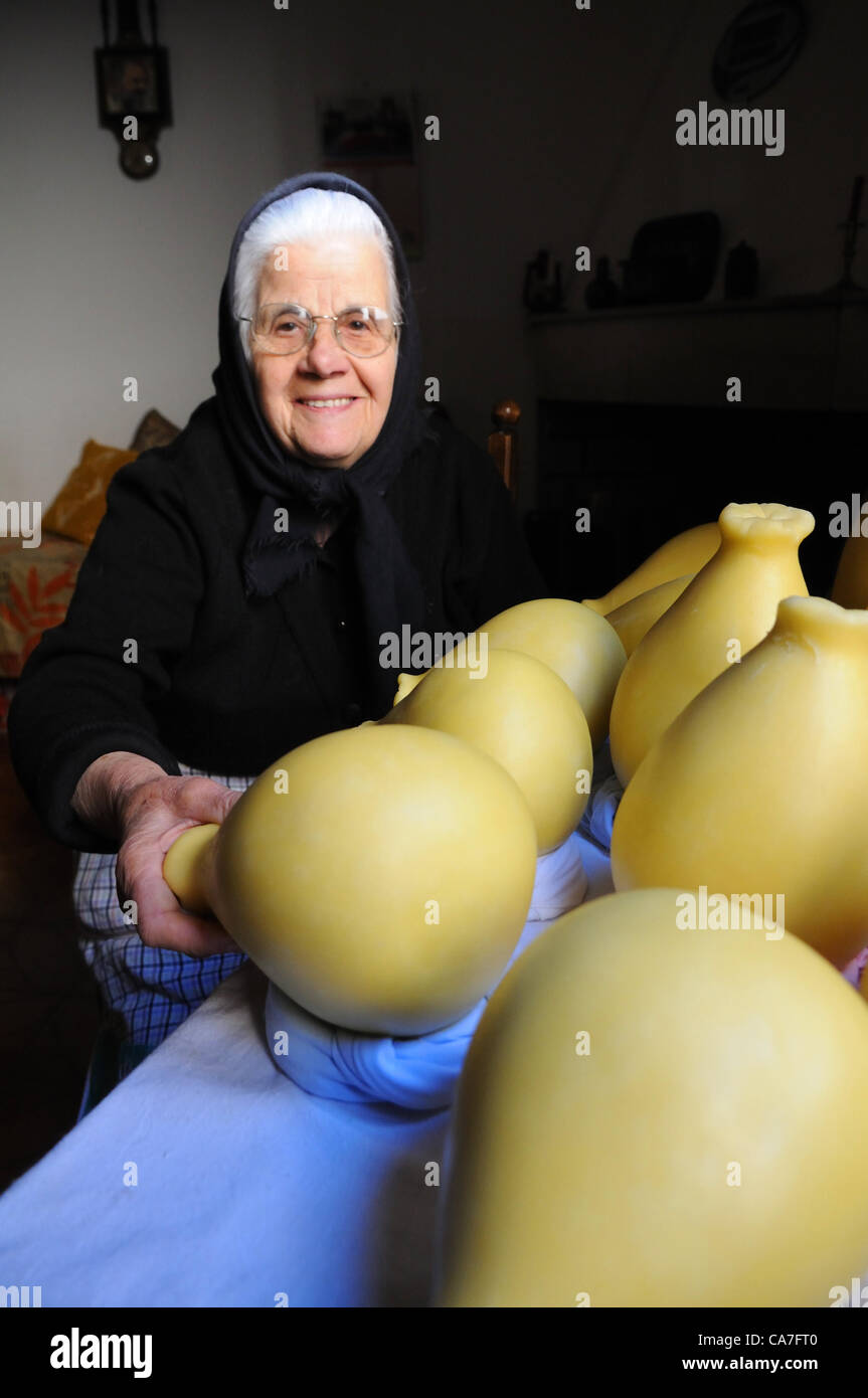 Vecchia Signora con il suo formaggio di casa, Seneghe, Sardegna, Italia Foto Stock