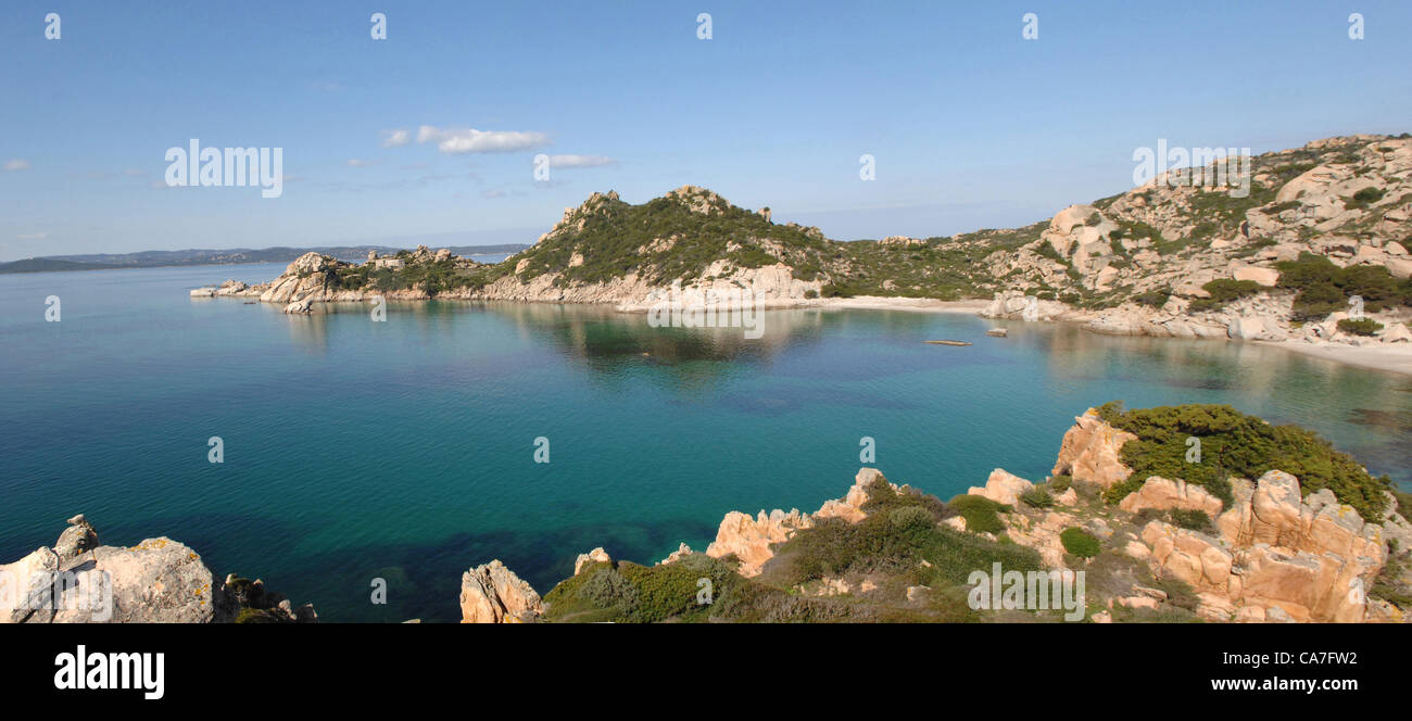 Una foto panoramica di Cala Corsara nell'isola di Spargi nel Parco Nazionale Arcipelago di La Maddalena in Sardegna, Italia Foto Stock