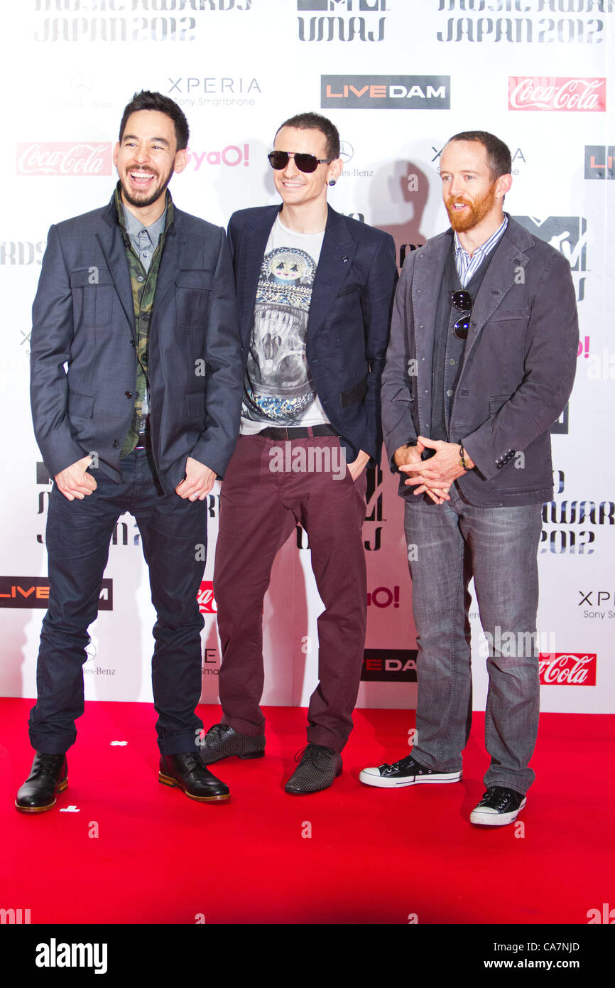 Giugno 23, 2012, Chiba, Giappone - Linkin Park membri (L-R) Mike Shinoda, Chester Bennington e Dave Farrell pone sul tappeto rosso durante gli MTV Video Music Awards Giappone evento. (Foto di Christopher Jue/AFLO) Foto Stock