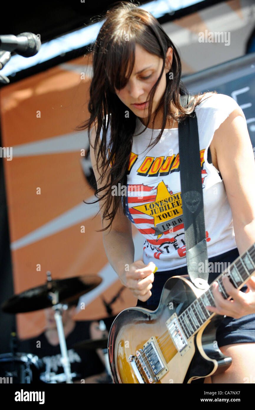 Giugno 23, 2012 - Pomona, California, Stati Uniti d'America - musicista-SIOUXISE MEDLEY, chitarrista di Dead Sara, sul palco a Van's Warped Tour, 22 giugno 2012. Pomona Fairgrounds, Pomona, California. USA.Immagine di credito Scott Mitchell/ZUMA premere (credito Immagine: © Scott Mitchell/ZUMAPRESS.com) Foto Stock